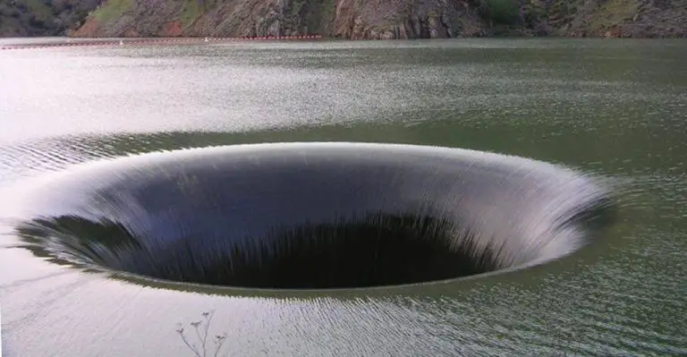 A Hole In The Lake - Monticello Dam